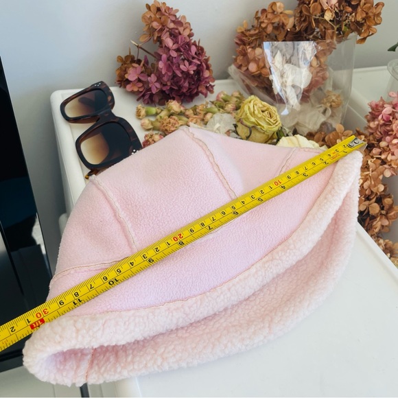 Land’s End Blush Vegan Suede Sheep Skin Collapsible Bucket Hat - Picture 6 of 16
